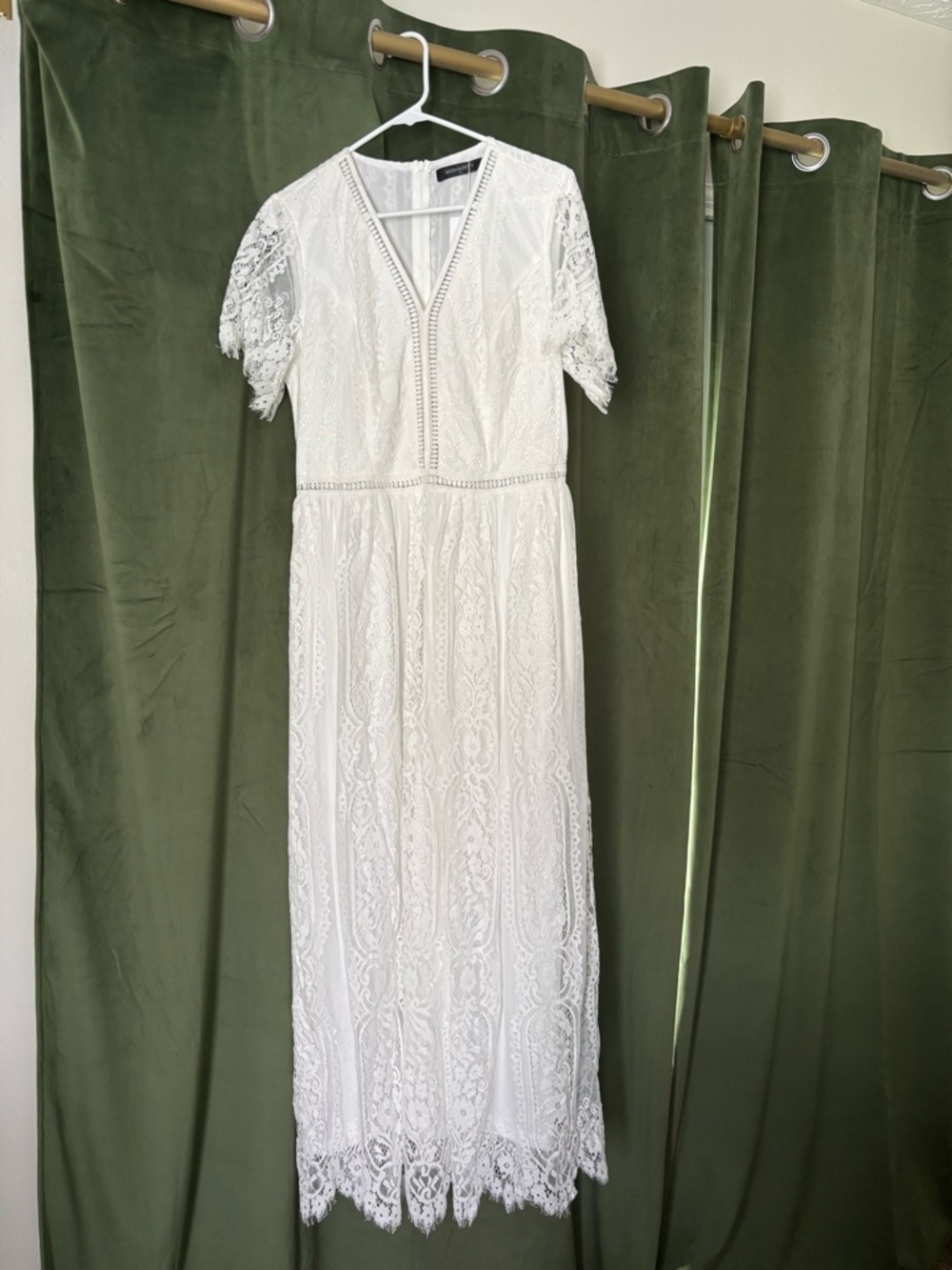 Elegant White Lace V-Neck Dress - Picture 2 of 3